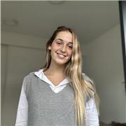 Profesora sin título pero con 10 años de experiencia en cursos y trabajando en obras de teatro.